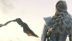 extant_GameOfThrones_8x01-Winterfell_3281