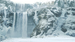 extant_GameOfThrones_8x01-Winterfell_3497
