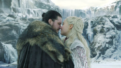 extant_GameOfThrones_8x01-Winterfell_3547