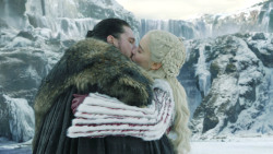 extant_GameOfThrones_8x01-Winterfell_3548
