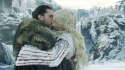 extant_GameOfThrones_8x01-Winterfell_3549