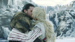 extant_GameOfThrones_8x01-Winterfell_3551