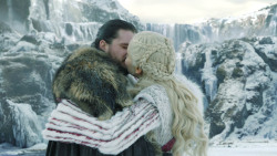 extant_GameOfThrones_8x01-Winterfell_3552