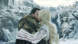 extant_GameOfThrones_8x01-Winterfell_3553