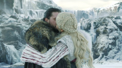 extant_GameOfThrones_8x01-Winterfell_3555