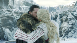 extant_GameOfThrones_8x01-Winterfell_3556