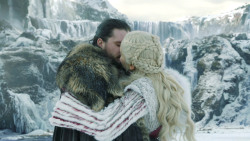 extant_GameOfThrones_8x01-Winterfell_3557