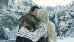 extant_GameOfThrones_8x01-Winterfell_3558