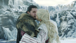 extant_GameOfThrones_8x01-Winterfell_3560
