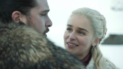 extant_GameOfThrones_8x01-Winterfell_3572