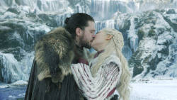extant_GameOfThrones_8x01-Winterfell_3577