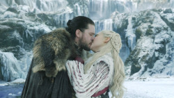 extant_GameOfThrones_8x01-Winterfell_3578