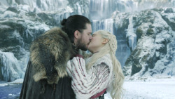 extant_GameOfThrones_8x01-Winterfell_3579