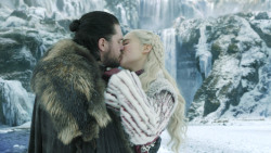 extant_GameOfThrones_8x01-Winterfell_3580