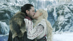 extant_GameOfThrones_8x01-Winterfell_3583