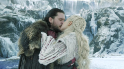 extant_GameOfThrones_8x01-Winterfell_3584