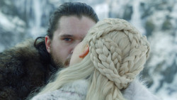extant_GameOfThrones_8x01-Winterfell_3587