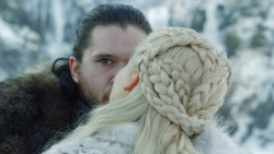 extant_GameOfThrones_8x01-Winterfell_3588