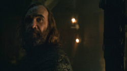 extant_GameOfThrones_8x01-Winterfell_3676