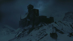 extant_GameOfThrones_8x01-Winterfell_4916